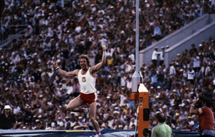 Moskwa, 1980-07-30. XXII Letnie Igrzyska Olimpijskie (19 lipca - 3 sierpnia). Nz. zdobywca złotego medalu w skoku o tyczce polski zawodnik Władysław Kozakiewicz. Fot. PAP/Leszek Fidusiewicz