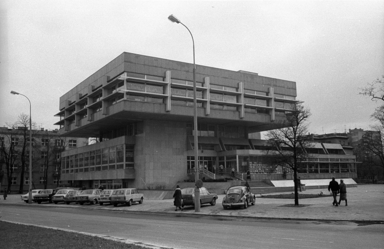 Dom Książki Uniwersus na rogu ulic Gagarina i Belwederskiej w Warszawie, 1983 r. Fot. PAP/Longin Wawrynkiewicz