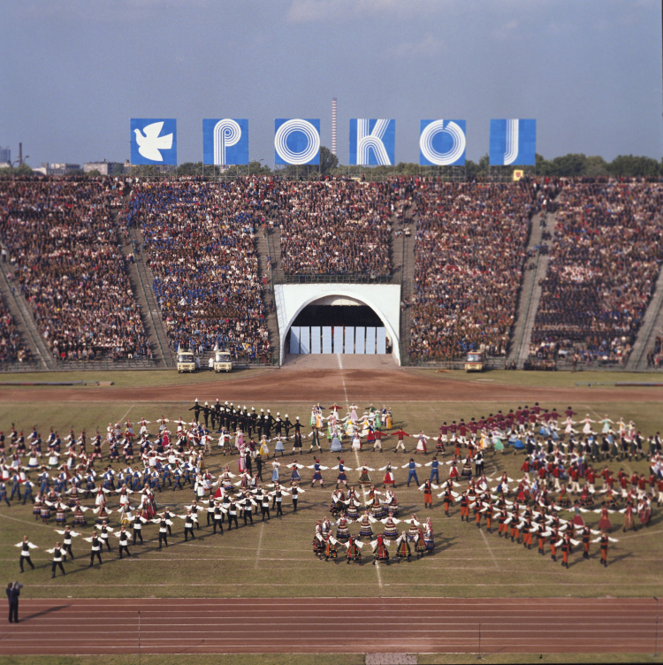 Warszawa, 22.07.1984. Uroczyste obchody 40-lecia Polskiej Rzeczpospolitej Ludowej. Nz. widowisko pt. „Nasz Kraj, Ojczyzna – Polska” na Stadionie Dziesięciolecia Manifestu Lipcowego. PAP/Wojciech Kryński