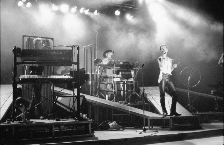 Koncert brytyjskiej grupy Depeche Mode w 1985 roku na warszawskim Torwarze. Nz. od lewej: przy klawiszach Andy Fletcher, Martin Gore i wokalista Dave Gahan. Fot. PAP/CAF/Wojciech Frelek