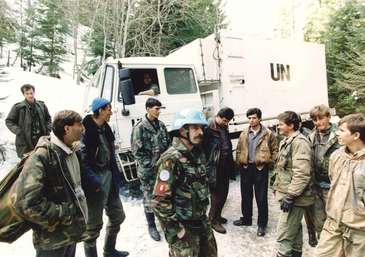 Zdjęcie (datowane na 01 marca 1994 r.), przedstawiające holenderskich żołnierzy rozmawiających z bośniackimi bojownikami muzułmańskimi w Vares w Bośni. PAP/EPA PHOTO ANP FILES/ED OUDENAARDEN
