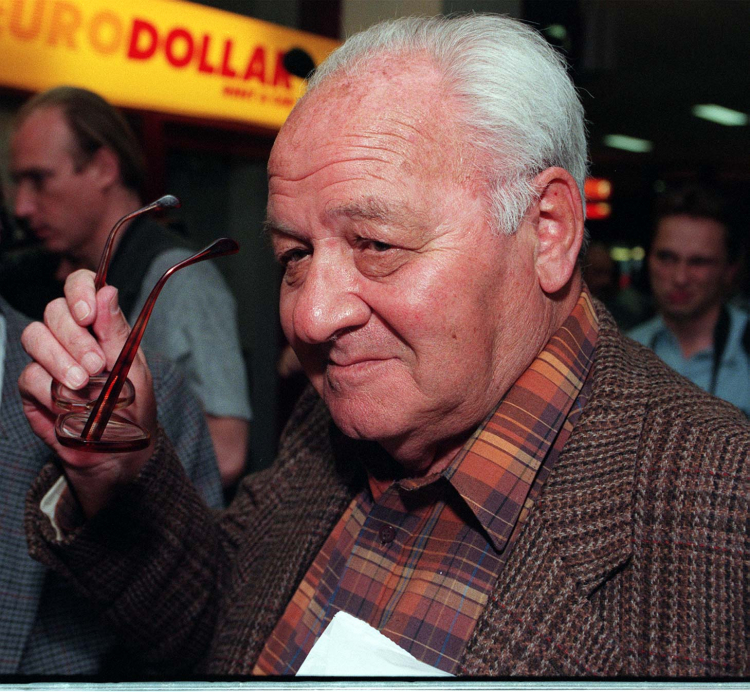 Gustaw Herling-Grudziński tuż po przylocie na warszawskie lotnisko "Okęcie", 1997 r. PAP/CAF - Janusz Mazur
