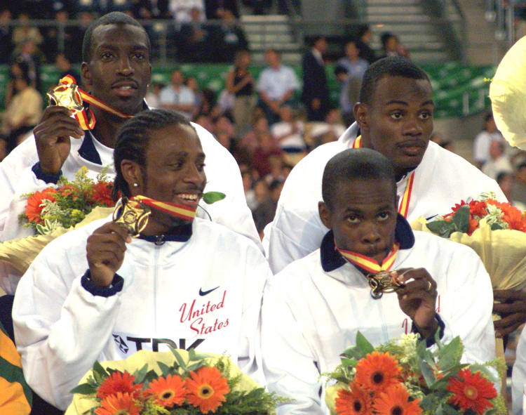 Amerykańska szatafeta 4x400, która zdobyła złoty medal na lekkoatletycznych mistrzostwach świata w Sewilli w 1999 r. w składzie u góry od lewej: Michael Johnson i Jerome Davis oraz na dole: Angelo Taylor i Antonio Pettigrew. Fot. PAP/EPA FOTO GERRY PENNY