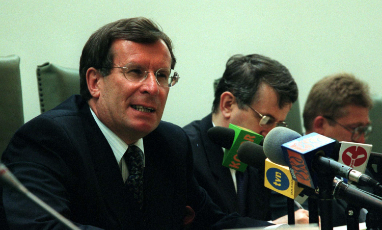Witold Kulesza /L/, szef pionu śledczego IPN podczas konferencji dotyczącej śledztwa w sprawie zbrodni w Jedwabnem, Warszawa, 5 czerwca 2001r. Fot. PAP/Piotr Rybarczyk