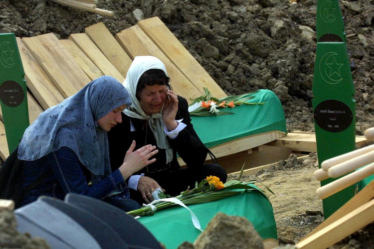 Pogrzeb na cmentarzu pamięci Potocari w marcu 2003 r. Ponad 600 ofiar masakry w Srebrenicy zostało pochowanych prawie osiem lat po najgorszym okrucieństwie w Europie od czasów II wojny światowej. Fot. PAP/EPA Sasa Stankovic