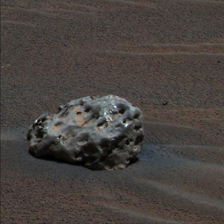 Zdjęcie wykonane na powierzchni Marsa przez panoramiczną kamerę sondy „Opportunity” pokazuje odkryty na Marsie meteoryt. Jest to pierwszy meteoryt znaleziony na innej planecie. Wielkością przypomina piłkę do kosza, pokryty jest żelazem i niklem. Sonda "Opportunity" wykonała zdjęcie podczas 339. dnia pobytu na Marsie, 6 bm. (kb/fal) PAP/EPA (NASA/JPL/Cornell)