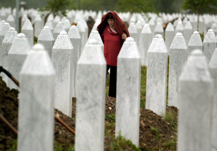 Kobieta modli się podczas pogrzebu 465 bośniackich muzułmanów na cmentarzu Potoczari w Srebrenicy, 2007 r. PAP/EPA/FEHIM DEMIR