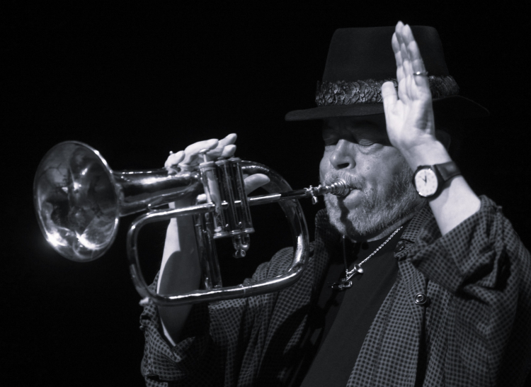Amerykański kompozytor i muzyk jazzowy Chuck Mangione wystąpił w sali Kongresowej Pałacu Kulturu i Nauki w Warszawie, 2010 r. Fot. PAP/Leszek Szymański