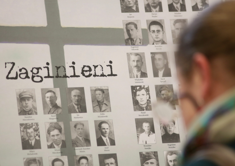 Otwarcie w Sejmie w Warszawie wystawy pt. „Obława Augustowska - Lipiec 1945”, przygotowanej przez Oddziałowe Biuro Edukacji Publicznej IPN w Białymstoku, 2013 r. Fot. PAP/Leszek Szymański