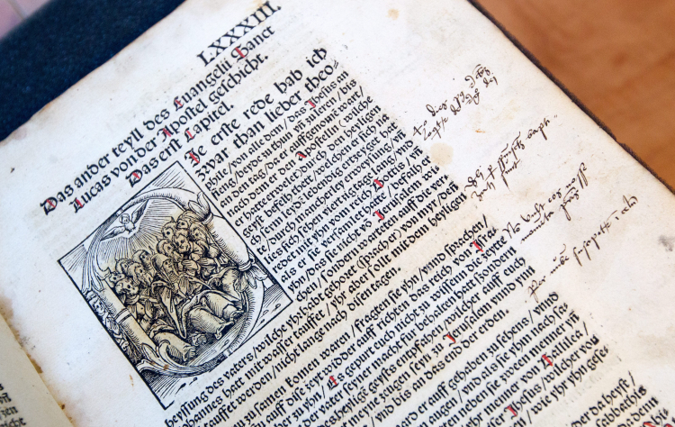 Najstarsze, pochodzącego z września 1522 r., wydanie Nowego Testamentu w przekładzie Marcina Lutra, w zbiorach Książnicy Cieszyńskiej. Fot. PAP/Reprodukcja Andrzej Grygiel