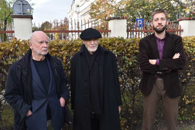Poeci: Adam Zagajewski (L), Ryszard Krynicki (C) i Jakub Kornhauser (P) podczas uroczystego posadzenia Akacji Wisławy Szymborskiej oraz Buka Kornela Filipowicza w Ogrodzie Znaku przy Dworku Łowczego w Krakowie, 24. Października 2016 r. Fot PAP/Jacek Bednarczyk