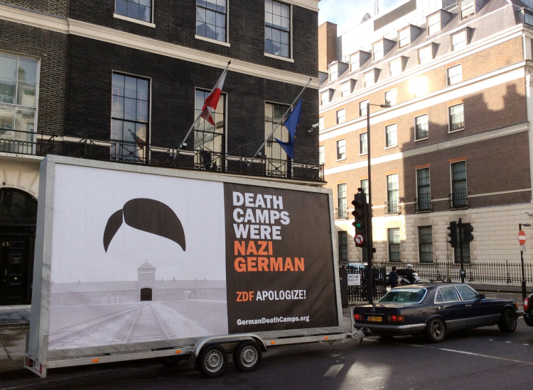 Londyn, Wielka Brytania, 04.02.2017. Mobilny billboard z napisem „Death Camps Were Nazi German”. Był to protest przeciw używaniu przez zagraniczne media sformułowania „polskie obozy śmierci”. Fot. PAP/Jakub Krupa