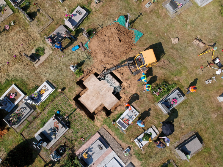 Prace archeologiczne na cmentarzu komunalnym w Hruszowicach w woj. podkarpackim w 2018 r. Ich celem było ustalenie, czy w miejscu stojącego tam do 26 kwietnia 2017 r. pomnika ku czci UPA rzeczywiście są pochówki jej członków. Fot. PAP/Darek Delmanowicz