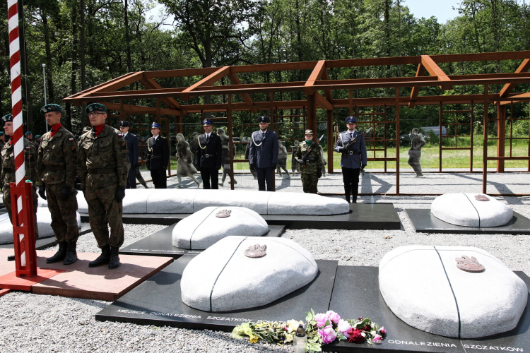 Polana Śmierci w okolicach Starego Grodkowa w woj. opolskim, 5 czerwca 2019 r. Uroczystości odsłonięcia pomnika żołnierzy z oddziału NSZ mjr. Henryka Flamego "Bartka". Fot. PAP/Krzysztof Świderski