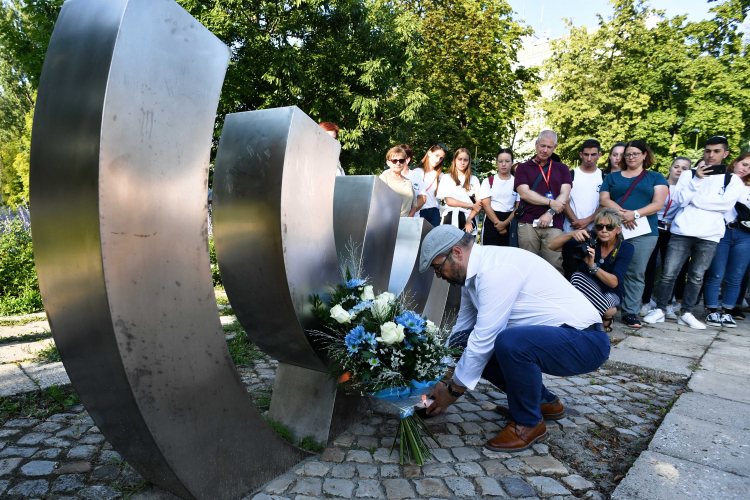 Bogdan Białek zapala znicz przy pomniku Menora w Kielcach, 04.07.2011. Fot. PAP/Piotr Polak