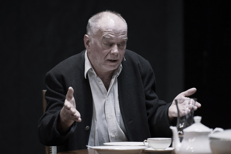 Aktor Krzysztof Matuszewski podczas próby medialnej spektaklu „Śmierć Iwana Iljicza” Lwa Tołstoja w reżyserii Franciszka Szumińskiego na scenie Stara Apteka Teatru Wybrzeże w Gdańsku, Gdańsk, 2020 r. (mr) PAP/Adam Warżawa