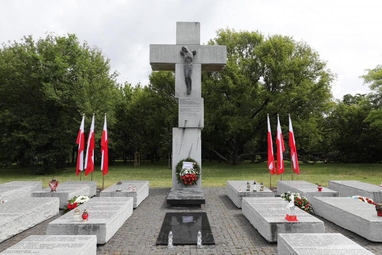 Pomnik Rzezi Wołyńskiej na skwerze Wołyńskim w Warszawie. Fot. PAP/Paweł Supernak 