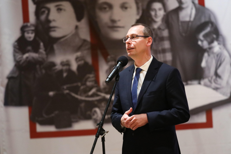 Dyrektor sulejowskiego muzeum Robert Andrzejczyk. Fot. PAP/Tomasz Gzell