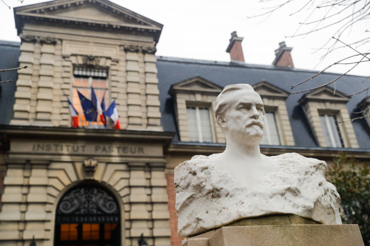 Popiersie Ludwika Pasteura przed muzeum w Paryżu. Fot. PAP/EPA/Teresa Suarez