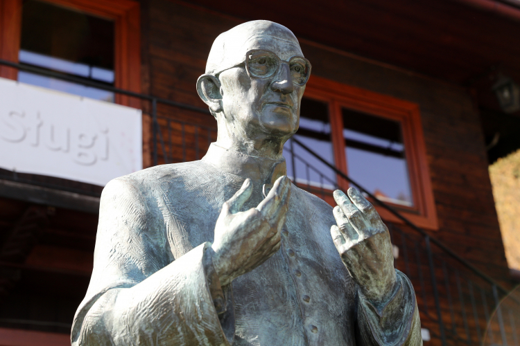 Pomnik ks. Franciszka Blachnickiego przed siedzibą Centrum Ruchu Światło-Życie w Krościenku nad Dunajcem. Fot. PAP/Grzegorz Momot