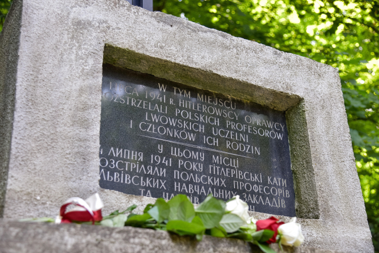 Tablica na pomniku na Wzgórzach Wuleckich we Lwowie, upamiętniająca zamordowanych przez Niemców polskich profesorów lwowskich uczelni i członków ich rodzin. Fot. PAP/Vitaliy Hrabar