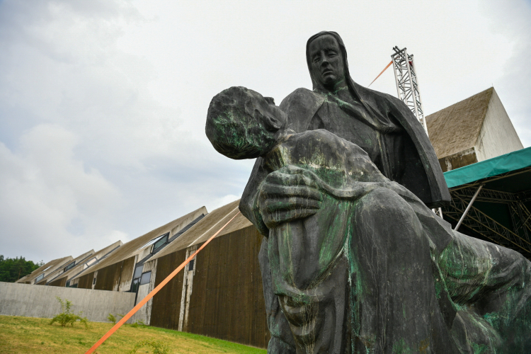 Pieta Michniowska na terenie Muzeum Martyrologii Wsi Polskich w Michniowie. Fot. PAP/Piotr Polak