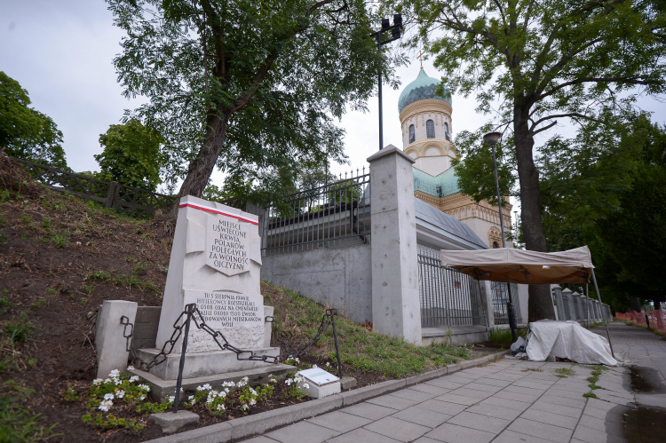 Miejsce pamięci powstania warszawskiego – tablica przy murze cmentarza prawosławnego w Warszawie. W czasie powstania w rejonie cmentarza prawosławnego stacjonowały niemieckie oddziały; na terenie nekropolii odbywały się masowe egzekucje ludności cywilnej Woli. Obok cerkwi rozstrzelano 60 osób, na cmentarzu spalono 1500 zwłok. 5 sierpnia 1944 r. Niemcy zamordowali tu około 100 dzieci i personelu z pobliskiego prawosławnego sierocińca przy parafii św. Jana Klimaka. Fot. PAP/Marcin Obara