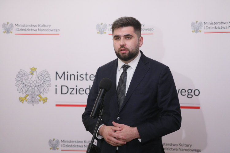 Prezydent Chełma Jakub Banaszek podczas uroczystego podpisania listu intencyjnego ws. współprowadzenia Muzeum Pamięci Ofiar Rzezi Wołyńskiej oraz Centrum Prawdy i Pojednania w Chełmie w MKiDN w Warszawie, Warszawa, 10.10.2023 r. Fot. PAP/Paweł Supernak