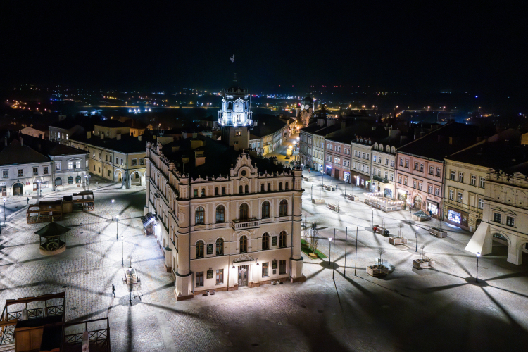Zrewitalizowany Rynek w Jarosławiu z neorenesansowym ratuszem. PAP/Darek Delmanowicz