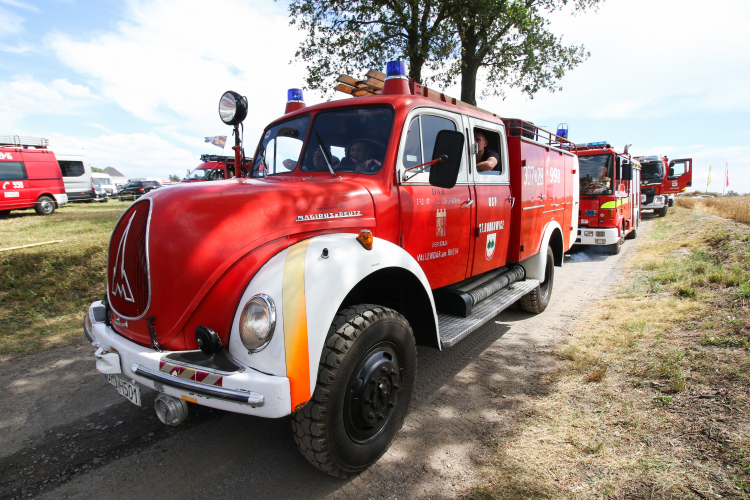 Zabytkowy wóz strażacki na Fire Truck Show w Główczycach koło Dobrodzienia. Fot. PAP/Krzysztof Świderski