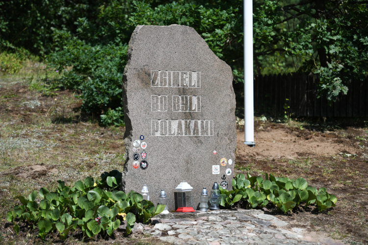 Obelisk na Wzgórzu Krzyży w Gibach, upamiętniający ofiary Obławy Augustowskiej. Fot. PAP/Michał Zieliński