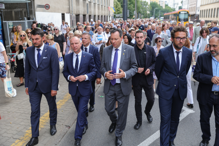 Marsz Pamięci w 2024 roku. Od lewej: szef Urzędu do spraw Kombatantów i Osób Represjonowanych Lech Parell, sekretarz stanu w KPRP Wojciech Kolarski, ambasador Izraela w Polsce Yacov Livne oraz p.o. dyrektora Żydowskiego Instytutu Historycznego dr Michał Trębacz. Fot. PAP/Rafał Guz