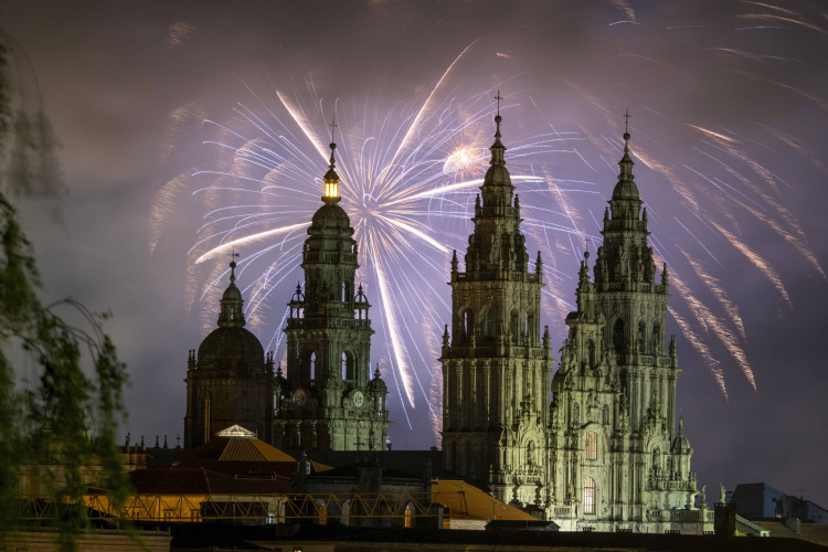 Fajerwerki nad katedrą w Santiago de Compostela w noc poprzedzającą dzień św. Jakuba 24/25 lipca 2024 r. Fot. PAP/EPA/Xurxo Martinez