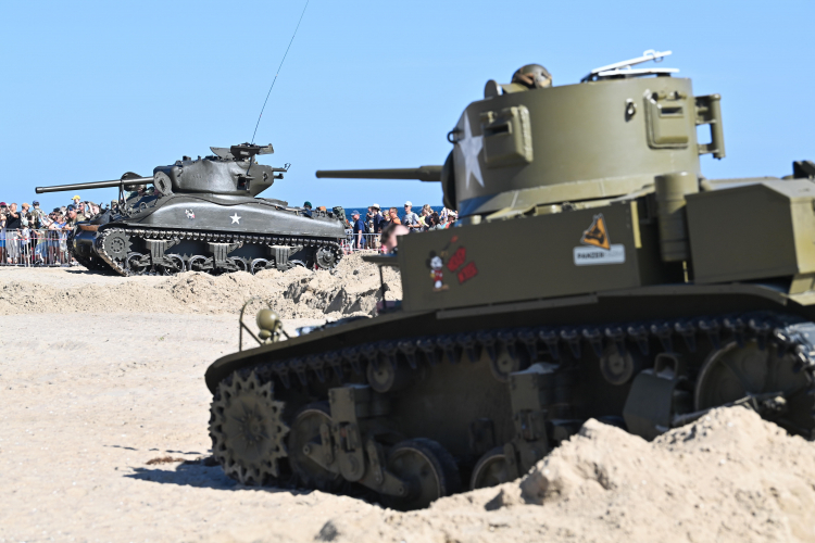 Inscenizacja operacji desantowej aliantów w Normandii z czerwca 1944 roku na plaży na Cyplu Helskim. To kulminacyjny punkt XVIII edycji D-Day Hel, 2024 r. Fot. PAP/Andrzej Jackowski
