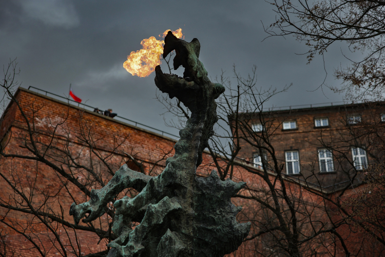 Rzeźba Smok Wawelski przy wyjściu ze Smoczej Jamy u podnóża Wawelu w Krakowie. PAP/Łukasz Gągulski