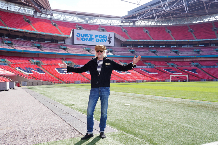 1 maja 2025 r. - Bob Geldof na stadionie Wembley w Londynie, gdzie 40 lat wcześniej odbył się pamiętny koncert. Fot. PAP/PA/Ian West