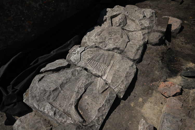 Płyta nagrobna z wizerunkiem rycerza z pocz. XIII w. odkryta przez archeologów na gdańskiej starówce. Wykopaliska odbywają się w miejscu, w którym kiedyś działała popularna lodziarnia Miś. Fot. PAP/Adam Warżawa