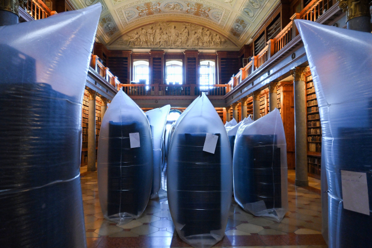 Książki poddane obróbce anoksycznej są wystawione w XIX-wiecznej sali bibliotecznej w stylu klasycystycznym opactwa Pannonhalma na Węgrzech, 3 lipca 2025 r. Biblioteka, w której znajduje się kolekcja 400 tys. książek, w tym wiele rzadkich tomów, została zamknięta na siedem miesięc z powodu rozprzestrzeniania się chrząszcza chlebowca (Stegobium paniceum). Fot. EPA/CSABA KRIZSAN HUNGARY OUT Dostawca: PAP/EPA.