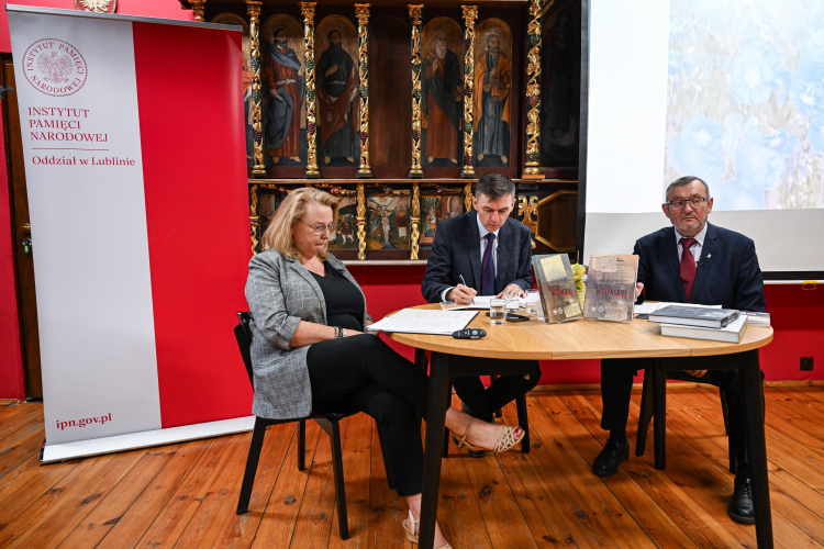 Historycy z lubelskiego IPN-u podczas spotkania dot. publikacji „Dokumenty zbrodni wołyńskiej” w Muzeum Kresów w Lubaczowie, od lewej: Wioletta Woś (prowadząca spotkanie), Paweł Sokołowski, Leon Popek. Fot. PAP/Darek Delmanowicz