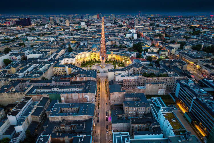 Główna ulica Łodzi - Piotrkowska (na środku zdjęcia - plac Wolności). Fot. PAP/Grzegorz Michałowski