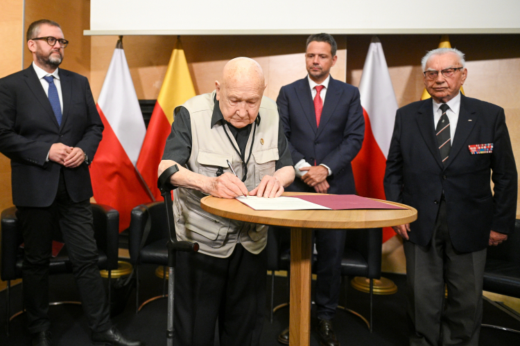 Dyrektor Muzeum Powstania Warszawskiego Jan Ołdakowski (L), prezydent stolicy Rafał Trzaskowski (2P), wiceprezes Związku Powstańców Warszawskich Janusz Maksymowicz (P), przewodniczący Stowarzyszenia Szare Szeregi Okręg Warszawa Ryszard Cholewa (2L). (ad) PAP/Marcin Obara