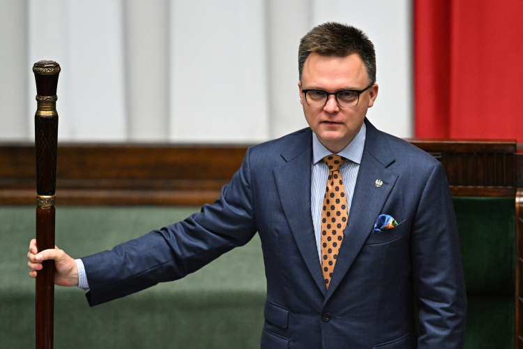 Marszałek Sejmu Szymon Hołownia na sali plenarnej Sejmu w Warszawie. Fot. PAP/Radek Pietruszka