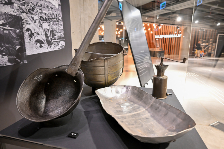 Prezentacja eksponatów z okresu powojennego w ramach cyklu „Wejście w historię” w Muzeum II Wojny Światowej w Gdańsku. PAP/Marcin Gadomski