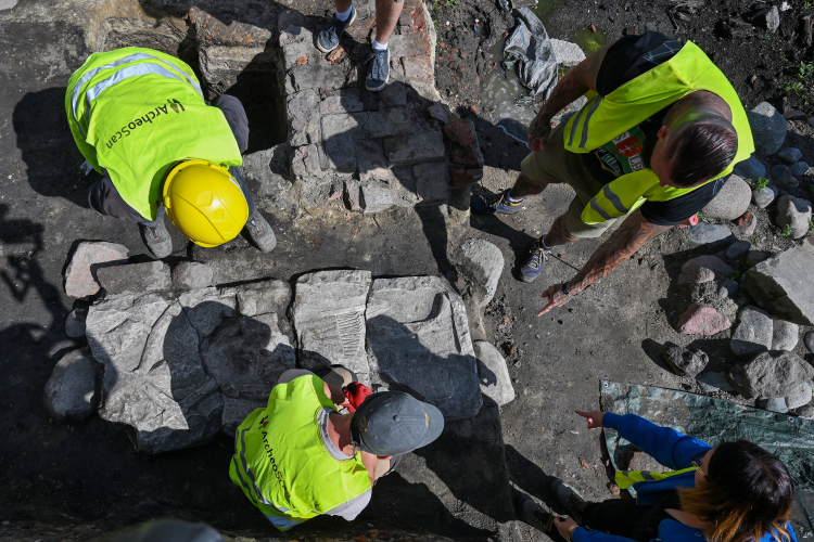 Operacja podniesienia płyty nagrobnej z wizerunkiem rycerza z pocz. XIII w. odkrytej podczas prac archeologicznych na gdańskiej starówce. PAP/Marcin Gadomski