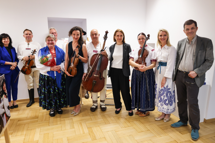 Minister kultury i dziedzictwa narodowego Hanna Wróblewska (4P), p.o. dyrektora Narodowego Instytutu Muzyki i Tańca Lech Dzierżanowski (P), kierowniczka Działu Projektów Muzycznych Narodowego Instytutu Muzyki i Tańca Alina Święs (2P) oraz artystka ludowa Marta Walczak-Staszewska (3L) podczas otwarcia wystawy laureatów 50. Nagrody im. Oskara Kolberga „Za zasługi dla kultury ludowej” w stołecznej Galerii "Okno na Kulturę". PAP/Albert Zawada
