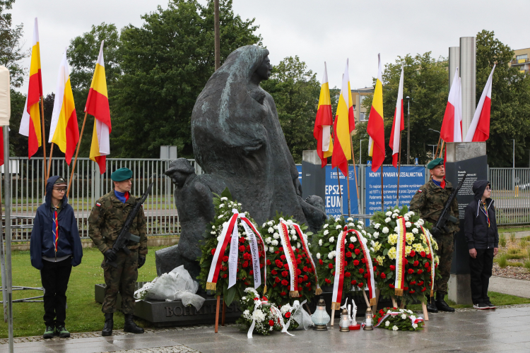 Uroczystość pod pomnikiem poświęconym Bohaterskim Matkom Sybiraczkom w Białymstoku w 85. rocznicę III i IV wywózki obywateli polskich na Sybir. Fot. PAP/Artur Reszko