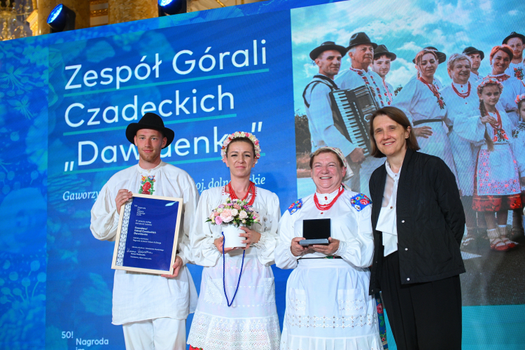 Zespół Górali Czadeckich Dawidenka i minister Wróblewska (pierwsza z prawej). Fot. PAP/Marcin Obara