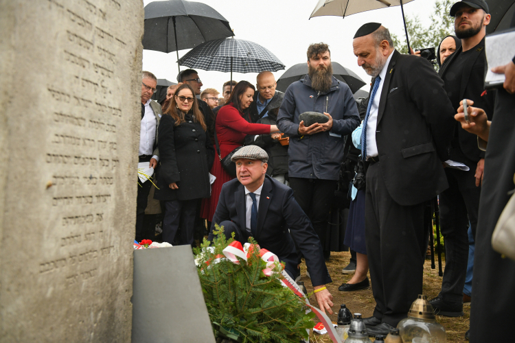 Naczelny rabin Polski Michael Schudrich (z prawej) i sekretarz stanu w Kancelarii Prezydenta RP Wojciech Kolarski (w środku, w czapce) podczas uroczystości przy obelisku upamiętniającym Żydów zamordowanych 10 lipca 1941 w Jedwabnem. Fot. PAP/Michał Zieliński