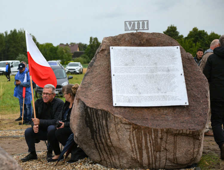 Odsłonięcie w Jedwabnem na prywatnej działce "alei pamięci" z ośmiona dużymi głazami z metalowymi tablicami, których treść kwestionuje udział Polaków w zbrodni, usytuowanej w sąsiedztwie pomnika upamiętniającego masowe morderstwo żydowskich mieszkańców miasta dokonane 10 lipca 1941 r. Fot. PAP/Michał Zieliński