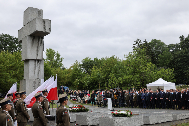 Centralne obchody Narodowego Dnia Pamięci o Polakach - Ofiarach Ludobójstwa dokonanego przez OUN i UPA na ziemiach wschodnich II Rzeczypospolitej Polskiej. Apel pamięci pod pomnikiem Rzezi Wołyńskiej w Warszawie. Fot. PAP/Albert Zawada
